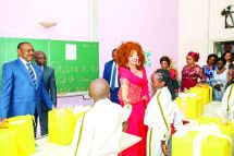 L’épouse du président de la République a apprécié les travaux des enfants dans les salles de classe.