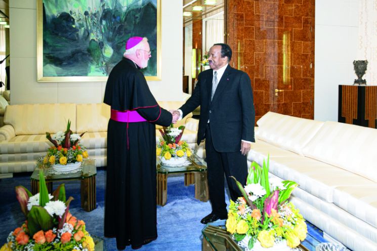 Mgr Paul Richard Gallagher accueilli au Palais de l’Unité hier par le président de la République