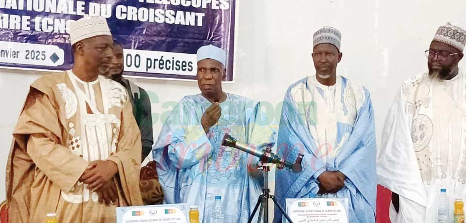 Minister Hamadou Moustapha symbolically receives one of the telescopes.