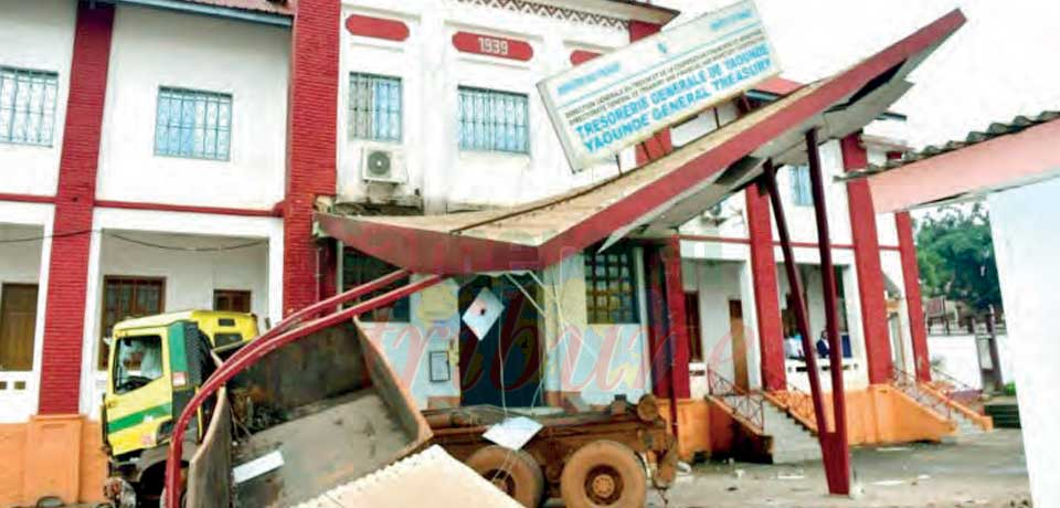 Yaoundé : un camion défonce la clôture de la Trésorerie générale