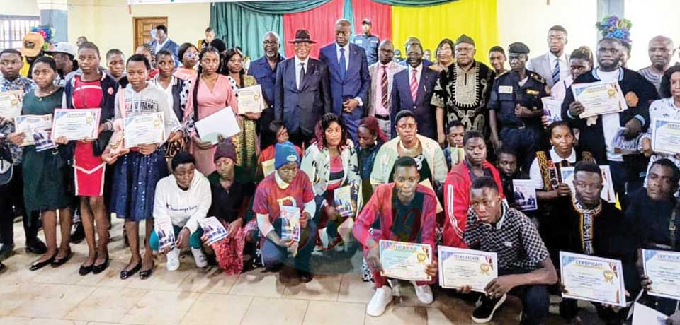 Promoting Education Meritorious : Students Receive Excellence Awards