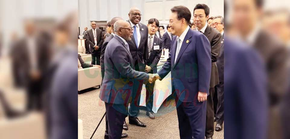 Minister Mbella Mbella and Korean President holding brief exchanges.