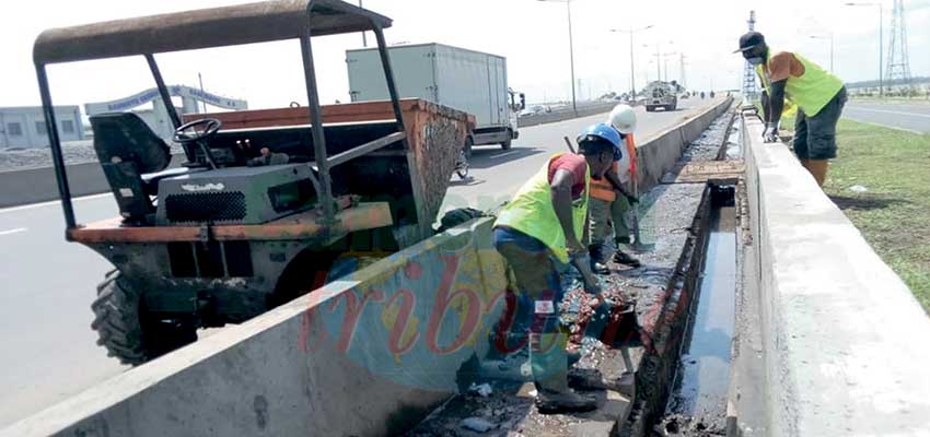 2e pont sur le Wouri: des déchets solides obstruent le passage des eaux de ruisselement