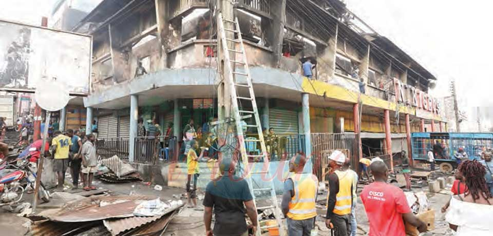 Incendie au Marché central de Yaoundé : les récupérateurs investissent les décombres